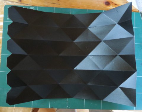 内面は黒のつや消しを塗る