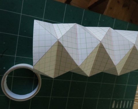 両面テープで組立てる