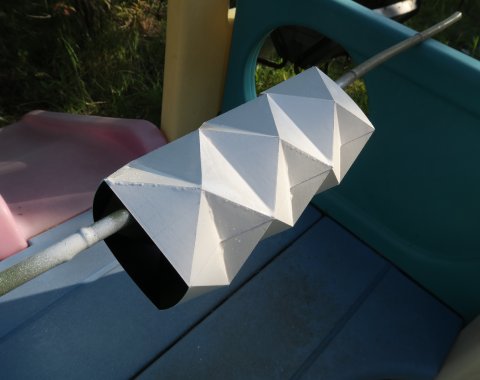 外側は白く塗装